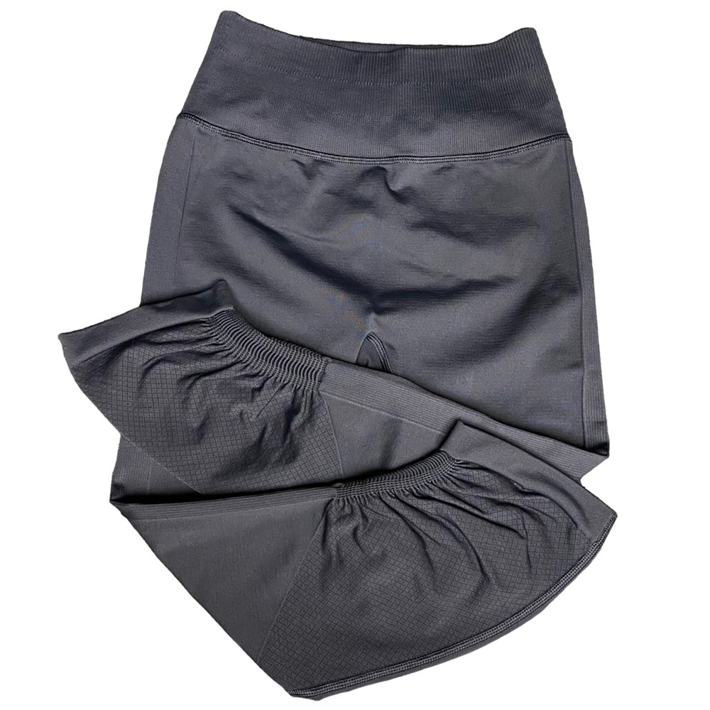 Lululemon size 4 cropped cinched leggings. Seamless crotch, never worn.